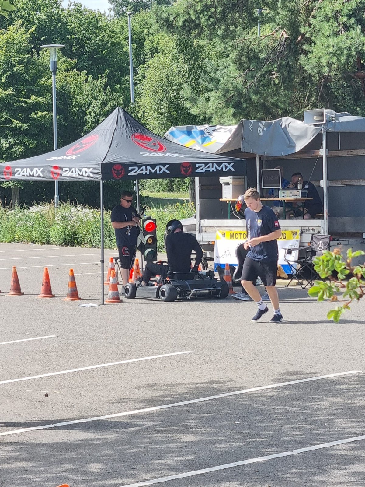 Kart an der Startampel, dahinter Zeitnahme und Vereinszelt