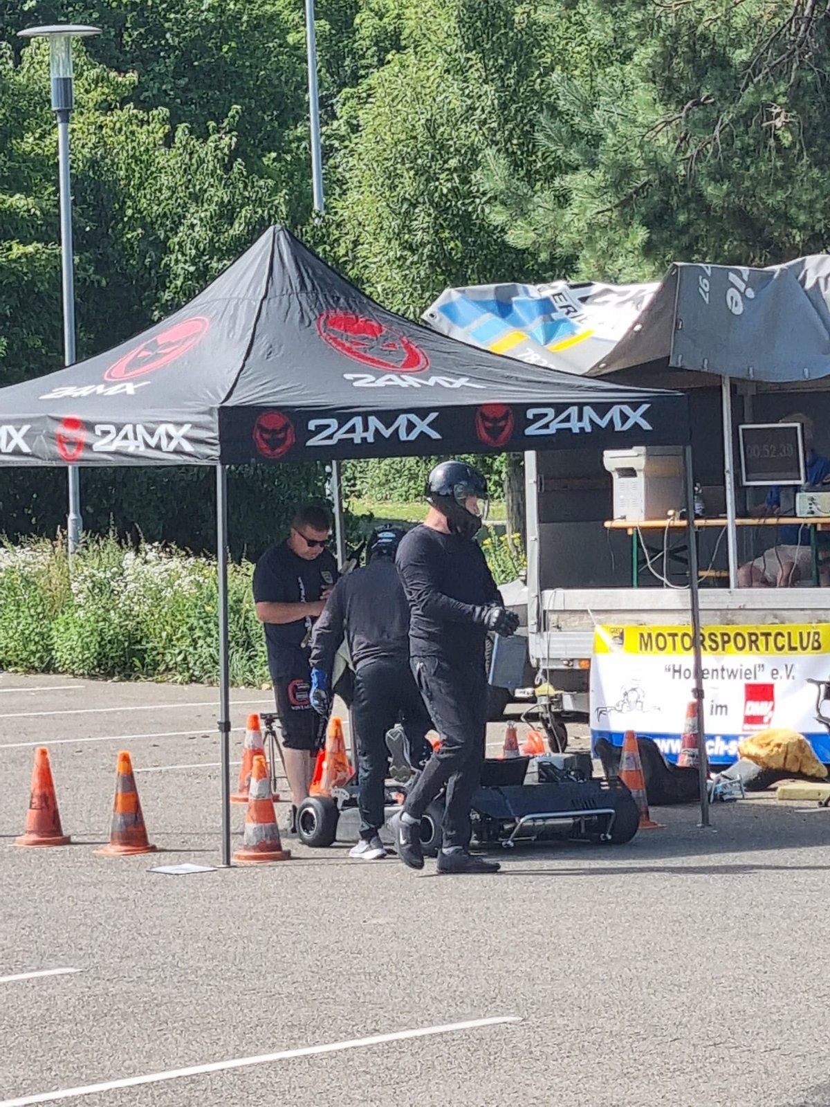Kart wird im Fahrerlager unter dem Zelt vorbereitet