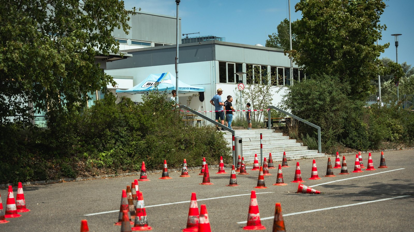 Pylonenkurs auf dem Trainingsgelände vor dem Vereinsheim