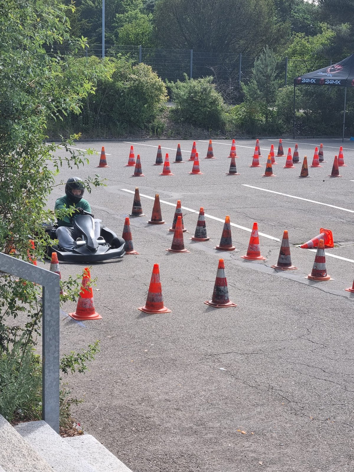 Kart fährt durch den mit Pylonen abgesteckten Slalomkurs