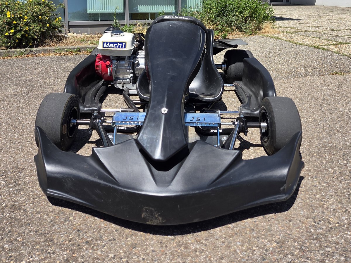 Unser Mach1 Slalom-Kart vor dem Vereinsheim